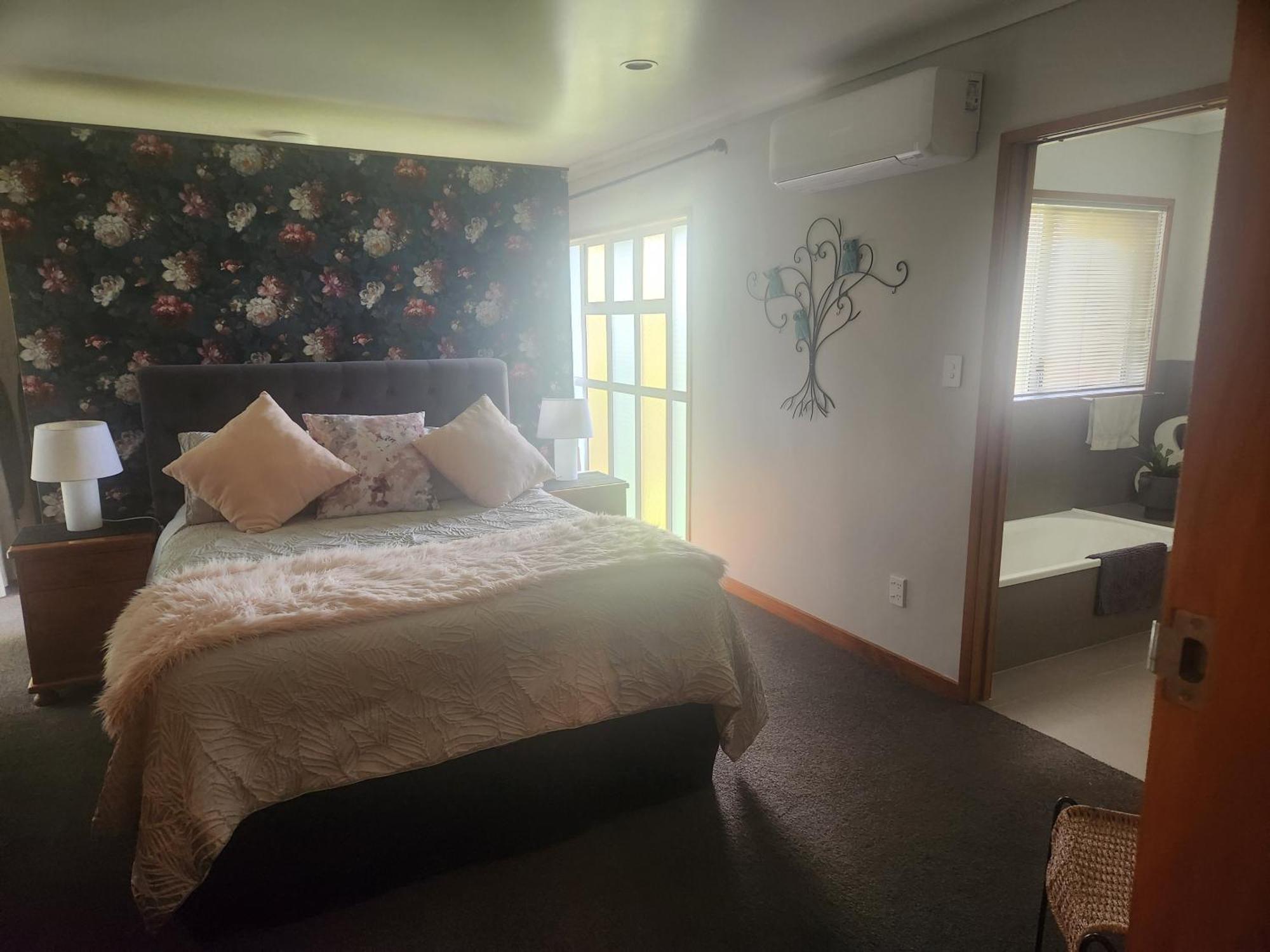 The Nunnery Hotel Te Aroha Buitenkant foto