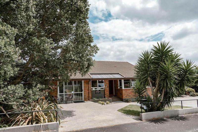 The Nunnery Hotel Te Aroha Buitenkant foto
